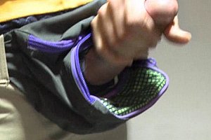 女生用手捅屁口